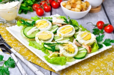 Салат с курицей, огурцом и яйцом