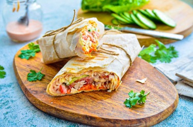 Шаурма в лаваше с курицей