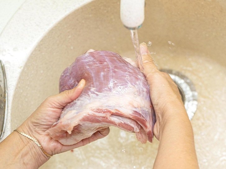 испортите себе здоровье: 4 причины, почему нельзя мыть мясо перед приготовлением
