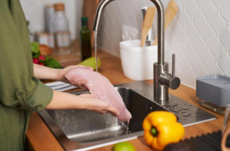 Угробите здоровье: 4 причины, почему нельзя мыть мясо перед готовкой
