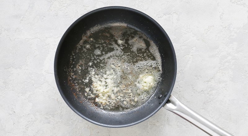 Быстрая куриная грудка в чесночно-медовом соусе, пошаговый рецепт с фото на 419 ккал