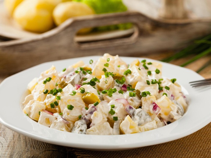 Если оливье и «шуба» скучны: 4 картофельных салата, которые заменят полноценный обед