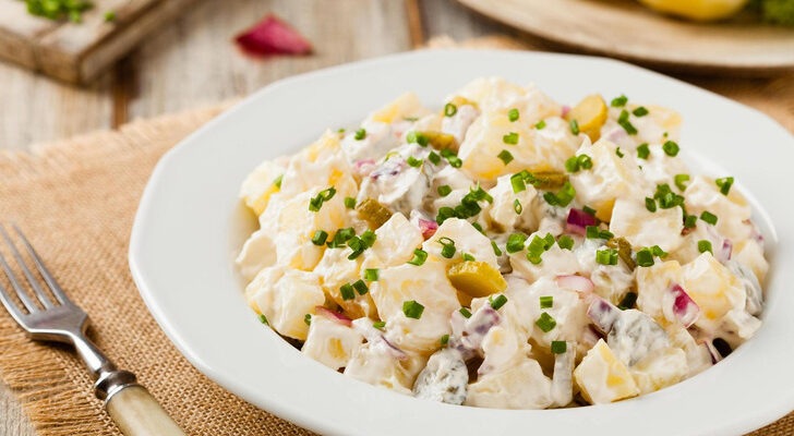 Если оливье и «шуба» надоели: 4 картофельных салата, которые заменят полноценное блюдо
