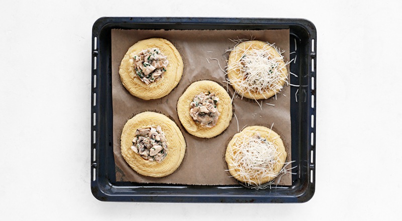 Гнездо из картофельного пюре с куриным и грибным жульеном, пошаговый рецепт с фото на 368 ккал