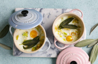 Яйца в горшочках с луком-пореем, пошаговый рецепт с фото