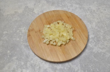 Салат с ананасом и копченым сыром