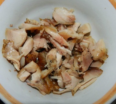 Салат с копченой курицей и гренками