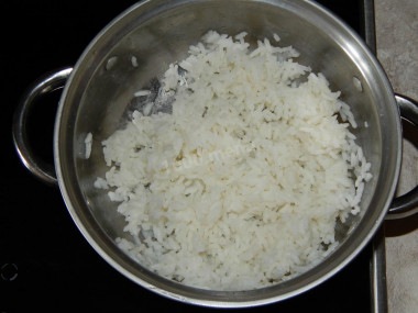 Салат с рисом, крабовыми палочками, огурцом и кукурузой