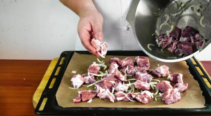 Шашлык из свинины в духовке на противне, пошаговый рецепт с фото