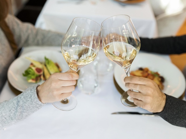 Этикет за столом: как правильно выбрать бокалы для вина