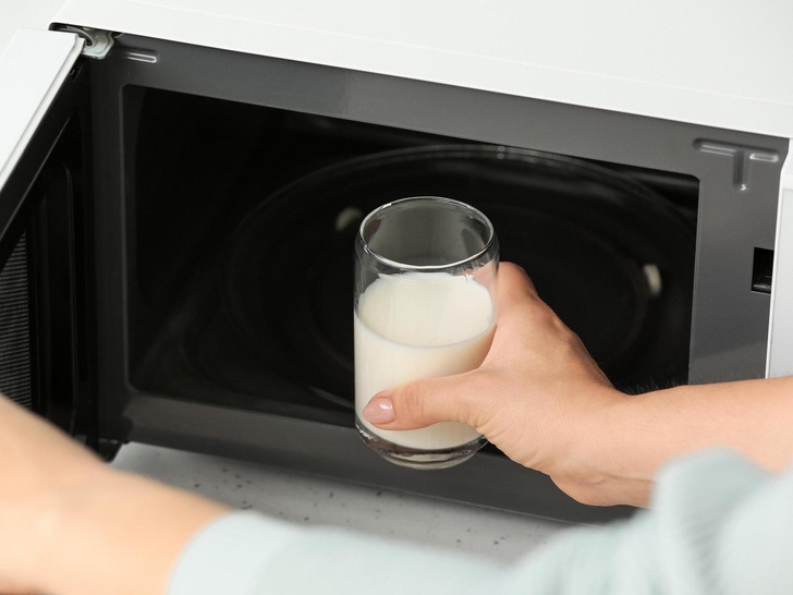 Почему нельзя греть молоко в микроволновке (и как это сделать безопасно)