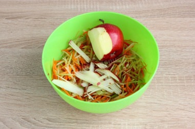 Простой салат из зеленой редьки с морковью