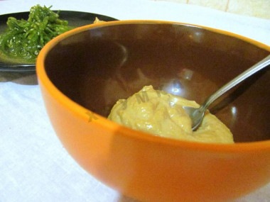 Салат Чука с ореховым соусом