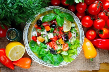 Классический греческий салат с сыром фета