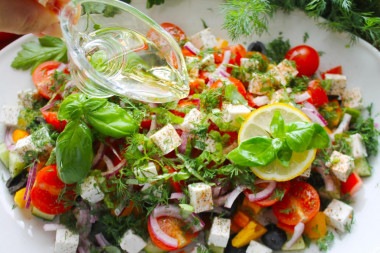 Классический греческий салат с сыром фета