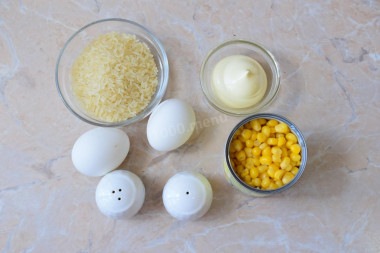 Салат рис кукуруза яйцо