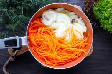 Салат с фасолью, курицей и морковью