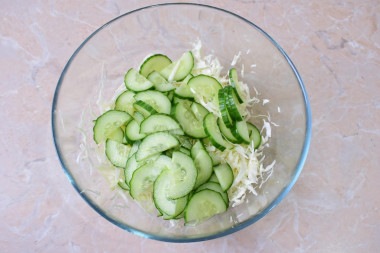 Салат с капустой и гренками