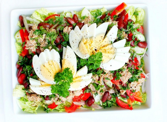 Салат с консервированным тунцом и китайской капустой
