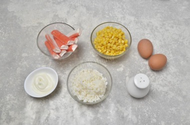 Салат с крабовыми палочками, рисом и яйцом