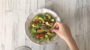Салат из тунца с авокадо