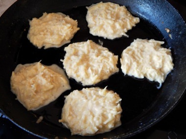 картофельные оладьи на сковороде