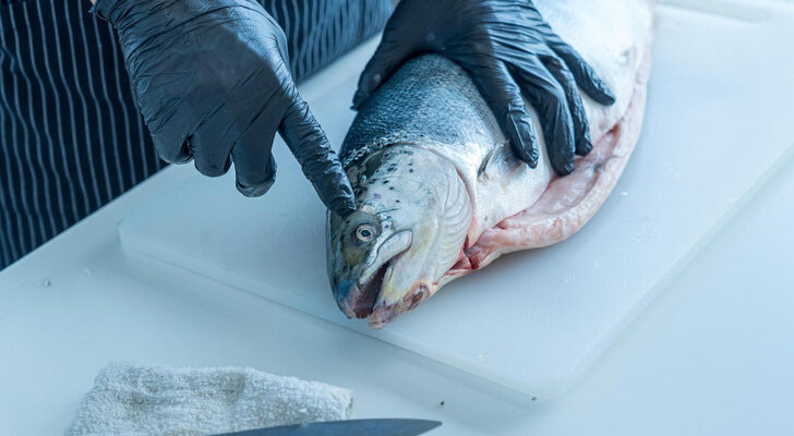 Как быстро почистить рыбу: хитрости, которые сэкономят ваше время