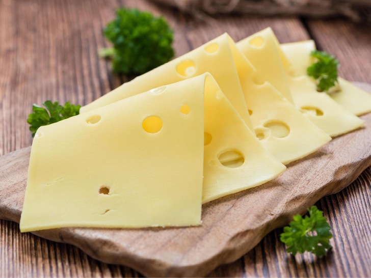 Как красиво нарезать сыр к праздничному столу – ваши гости будут в восторге!