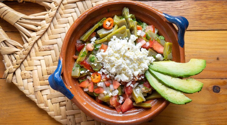 Обед по-мексикански: рецепт салата с кактусом, который поразит вас своим вкусом