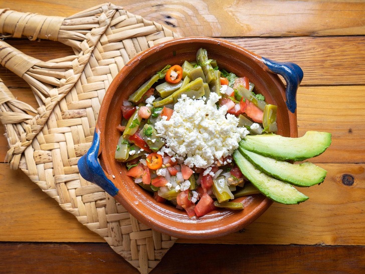 Мексиканский обед: рецепт салата из кактусов, который удивит своим вкусом