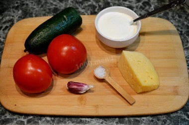 Салат из огурцов и сыра из помидоров