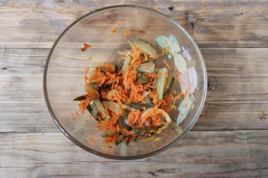 салат из моркови и маринованных огурцов