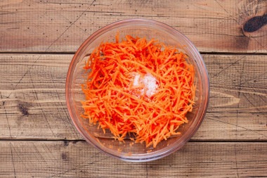 Салат из шампиньонов с корейской морковью и луком