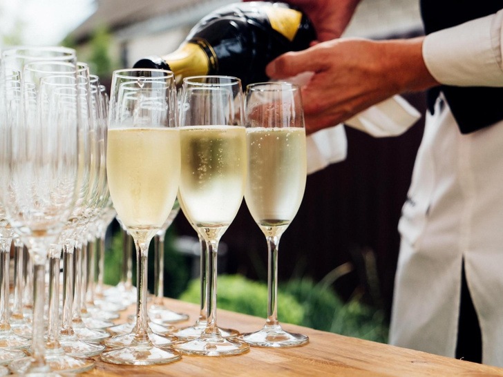 Шампанское, игристое вино и просекко: в чем разница между этими напитками (и какой лучше подавать)