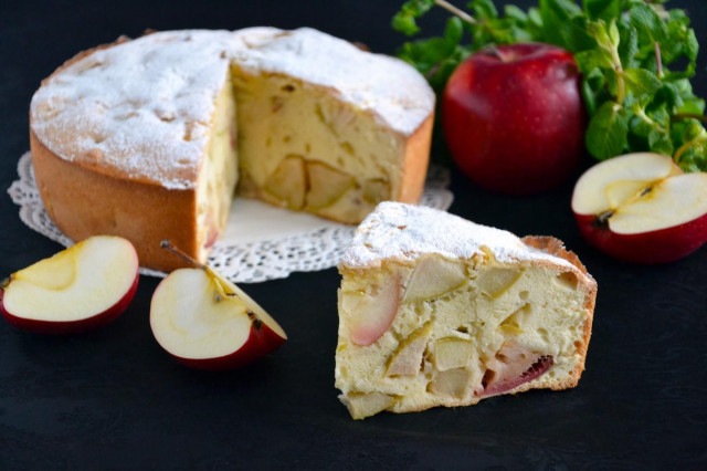 Классическая шарлотка с яблоками в духовке