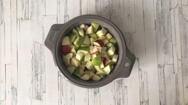 Классическая шарлотка с яблоками в духовке