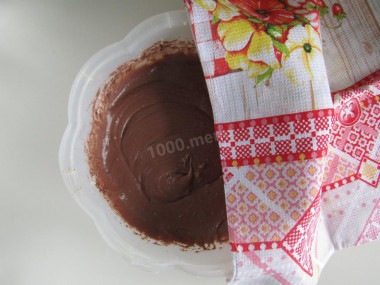 Шоколадный торт с шоколадной глазурью, орехами и цукатами