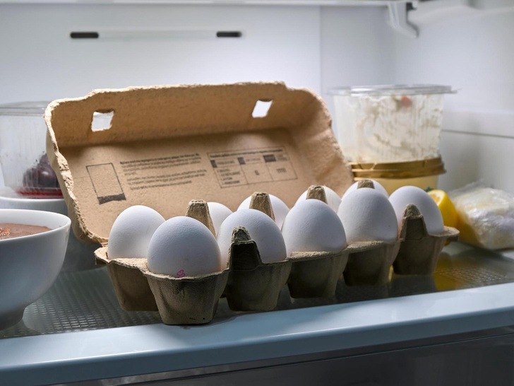 Прямо в мусор: какие продукты нельзя хранить в дверце холодильника