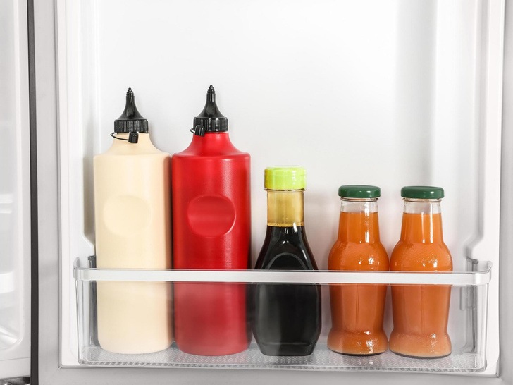 Прямо в мусор: какие продукты нельзя хранить в дверце холодильника