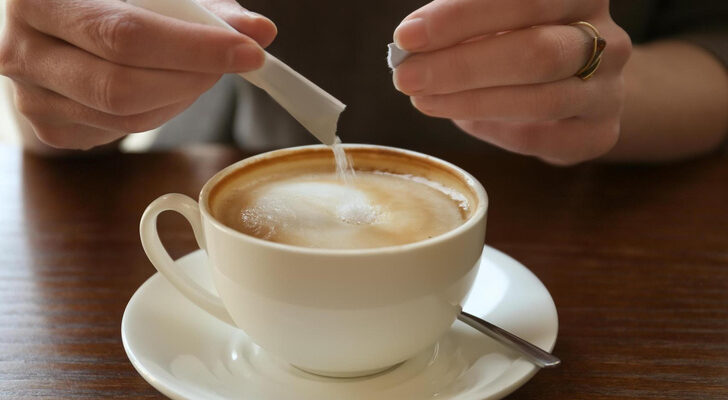 Только так: сколько сахара можно положить в кофе и чай, чтобы не навредить здоровью
