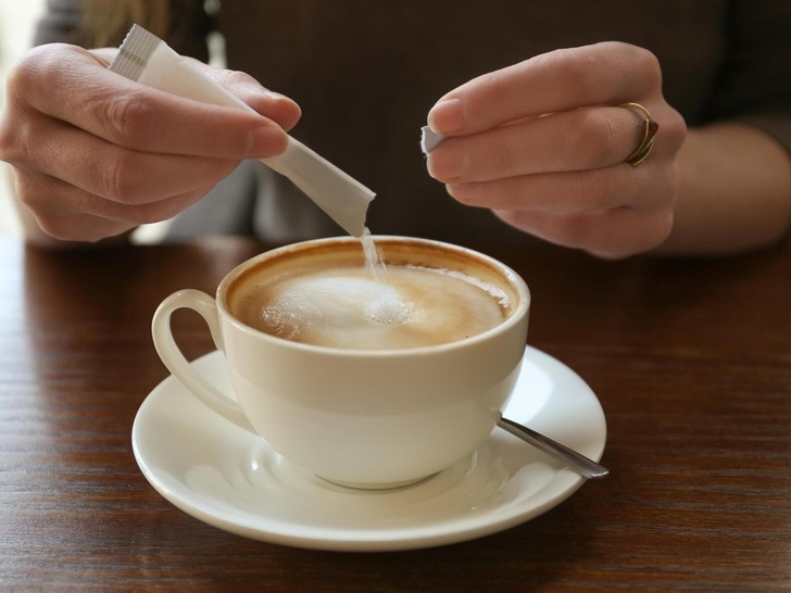Это единственный путь. Сколько сахара можно добавлять в кофе или чай, не нанося вреда своему здоровью