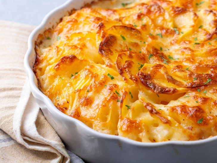 Домашний ужин: запеченная картошка с сыром и луком – идеальное блюдо, которое любят все