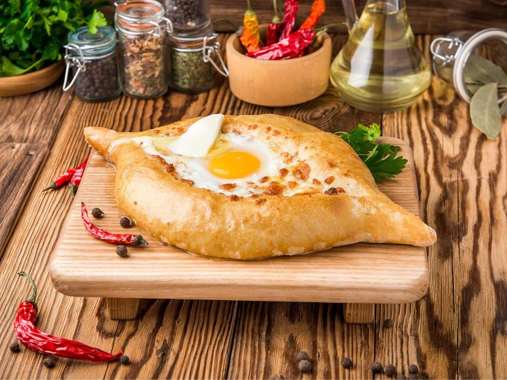 Хачапури по-аджарски: пошаговый грузинский рецепт «лодочек» с сыром