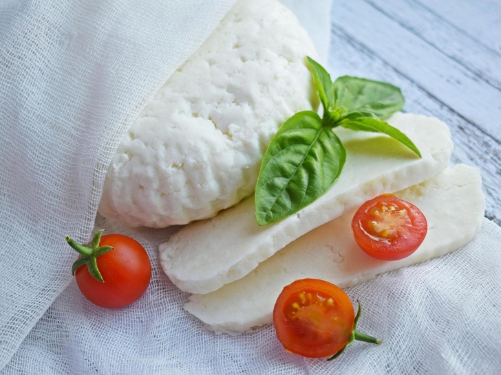 Мягкий и в меру соленый: как приготовить адыгейский сыр в домашних условиях