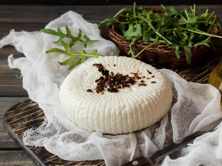 Мягкий и в меру соленый: как приготовить адыгейский сыр в домашних условиях