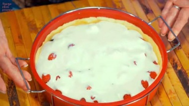 Песочный пирог с ягодами и сметанной начинкой