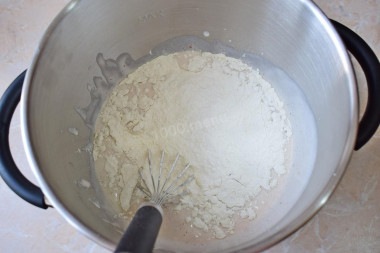 Пирог и варенье на кефире готовятся легко и быстро