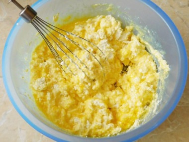 Легкие сырники из творога, приготовленные с добавлением яиц на сковороду