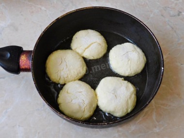 Легкие сырники из творога, приготовленные с добавлением яиц на сковороду