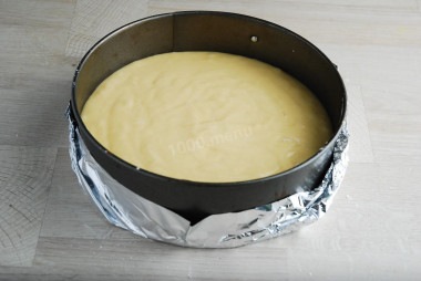 Простой торт, приготовленный путем выпечки роскошного бисквита на кефире в духовке